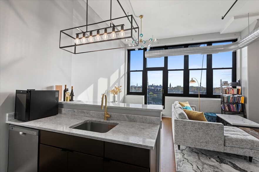 Building Photo - 1224 W Van Buren St