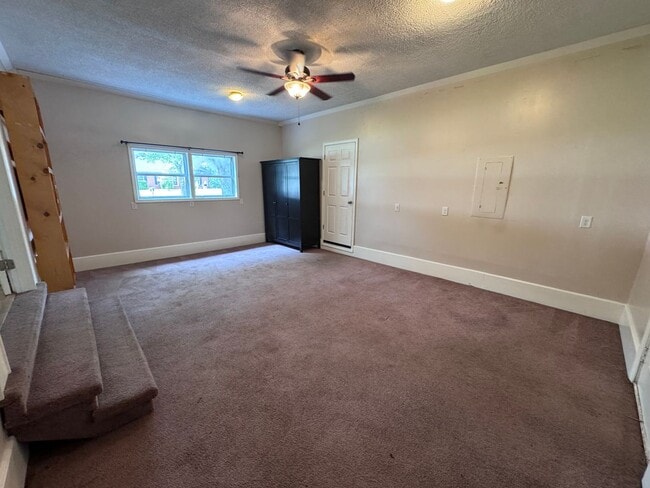 Building Photo - 1709 Oak Hill Dr S