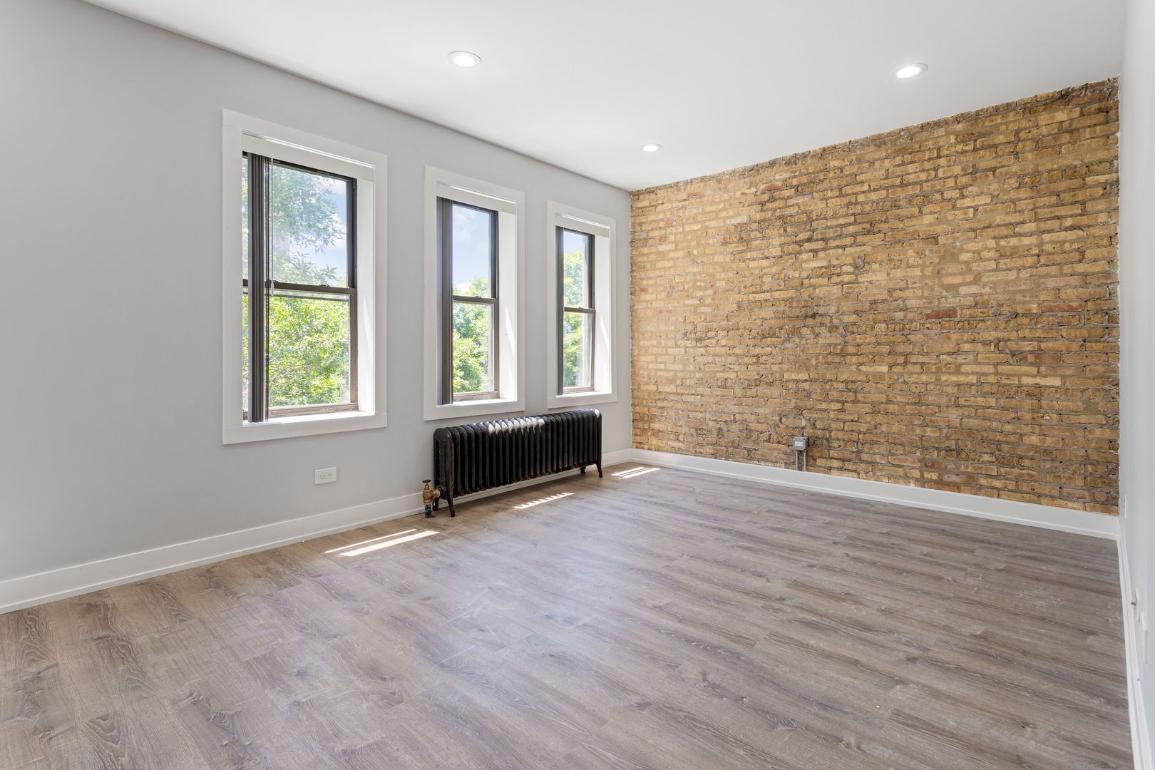 Building Photo - 7507 N Eastlake Ter