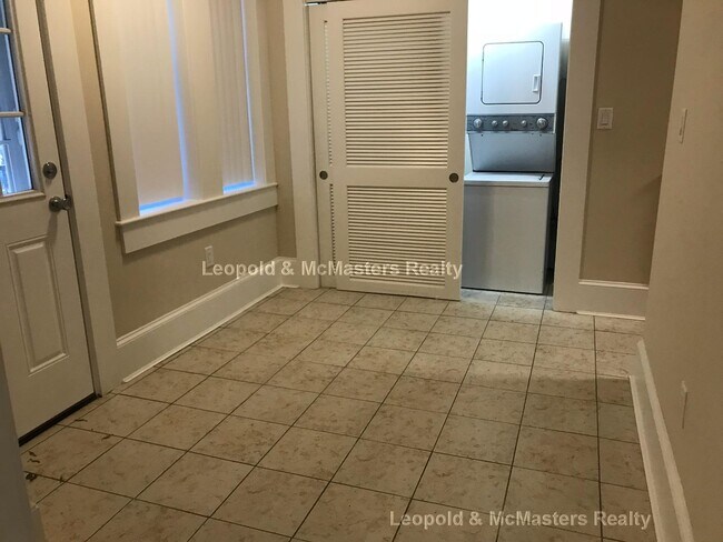 Building Photo - 18 Short St