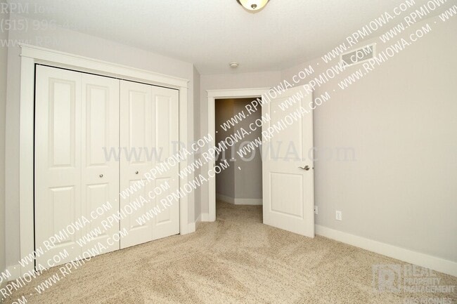 Building Photo - 3600 SE Glenstone Dr