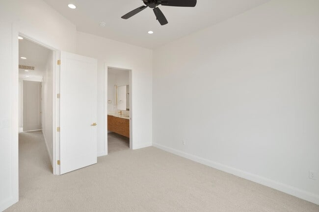 Building Photo - 996 Manen St