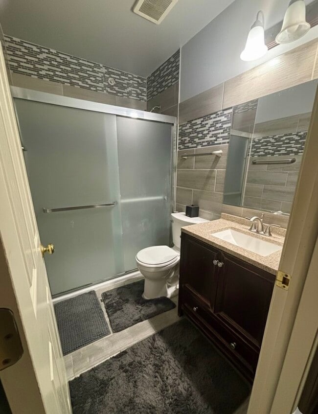 Building Photo - 1142 E Wilson Ave