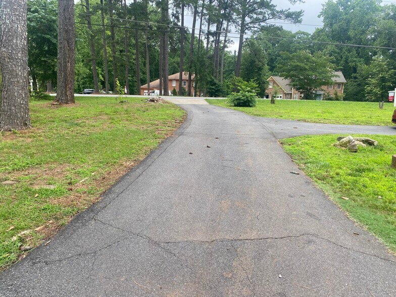 2 driveways - 851 Rockbridge Rd SW