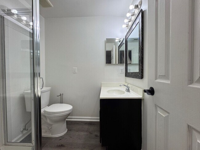 Building Photo - Spacious 2 Primary Beds 1 Den 3.5 Bath Townhome In Vibrant Sycamore Hill