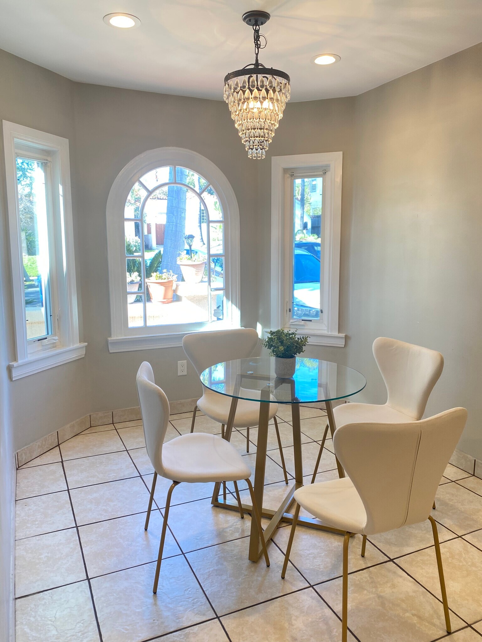 Breakfast area - 1350 Curson S Ave