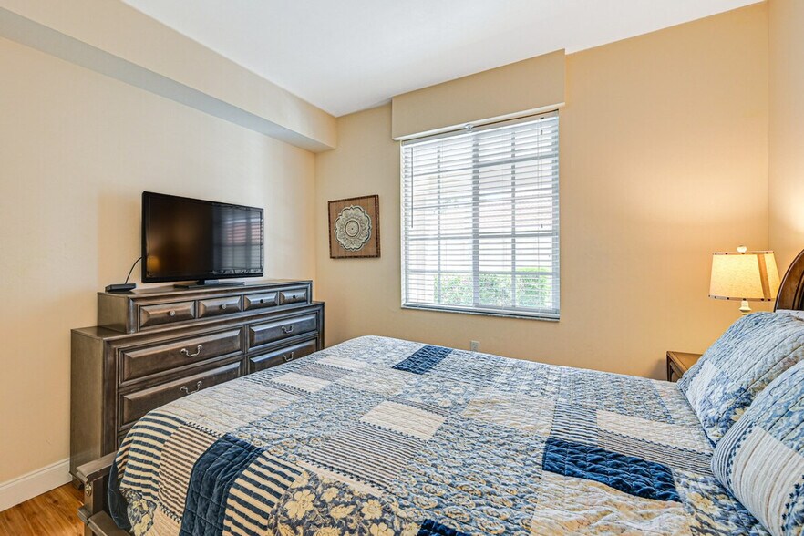 Building Photo - 3973 Bishopwood Ct E