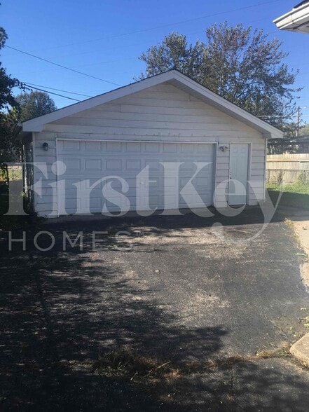 Building Photo - 410 S Villa Ave