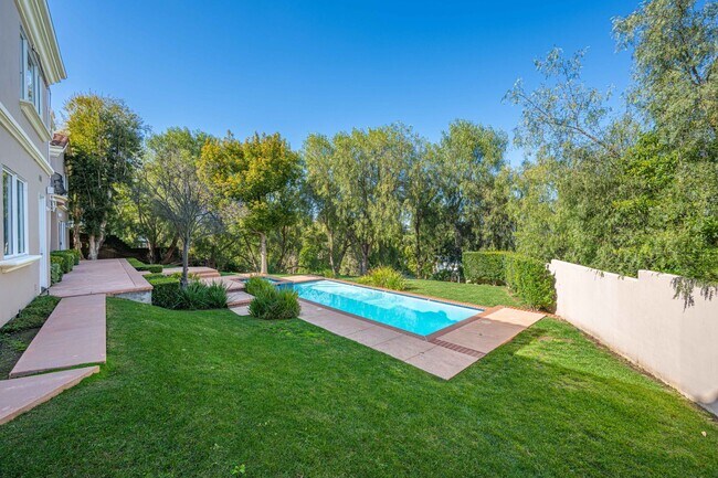 Building Photo - Elegant Dream Escape - Hills of Studio City