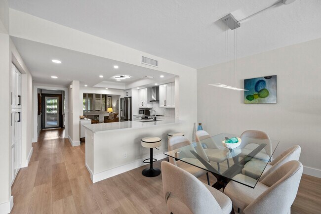 Building Photo - 6360 Pelican Bay Blvd