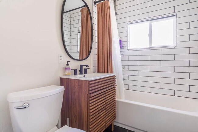 Building Photo - Renovated Two Bedroom West Napa Bungalow