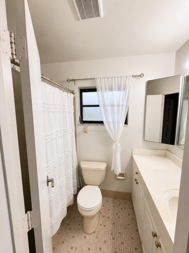 Building Photo - 4086 Palm Forest Dr S