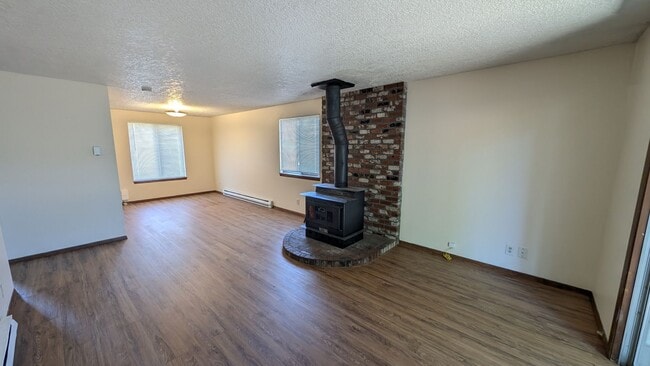 Building Photo - 2 bedroom 1 bath duplex