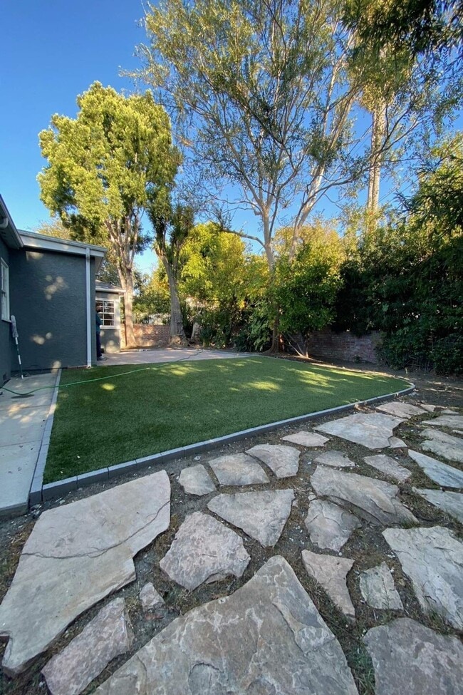 Building Photo - 4160 Holly Knoll Dr