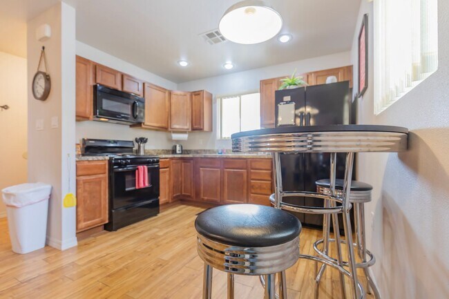 Building Photo - 800 Sherwood Dr