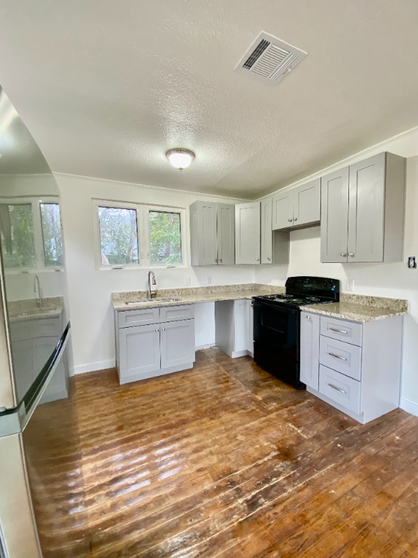 Building Photo - 732 Valley Way St