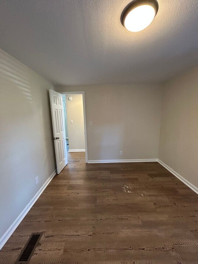 Building Photo - 3 bedroom, 2 bath