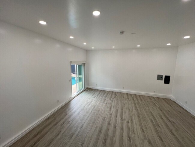 Building Photo - Large 6 Bedroom POOL House on East Falls V...