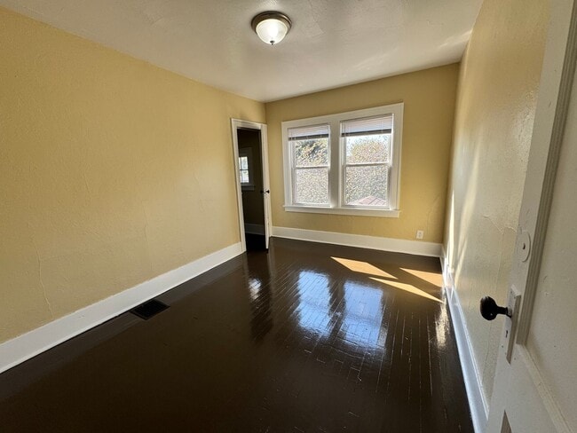 Building Photo - 3 Bedroom House