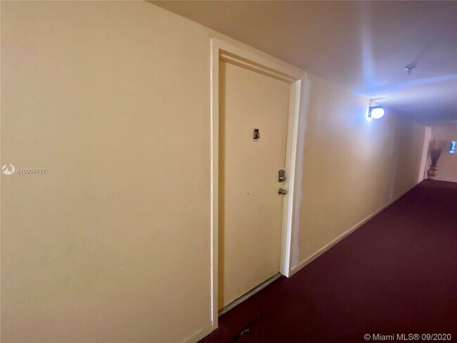 Building Photo - 9686 Fontainebleau Blvd