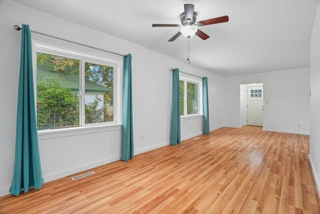 Building Photo - 1731 E Sanson Ave