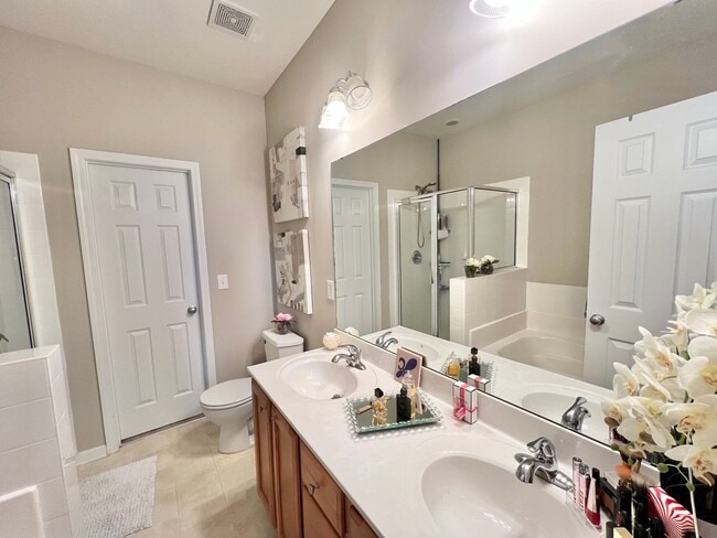 Building Photo - Beautiful 3BD, 2.5BA Raleigh Townhome in t...