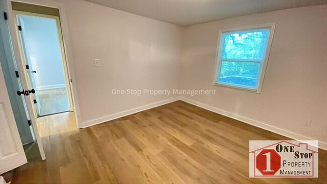 Building Photo - MOVE IN READY NOW!! - 3 Bedroom 2 1/2 Bath...