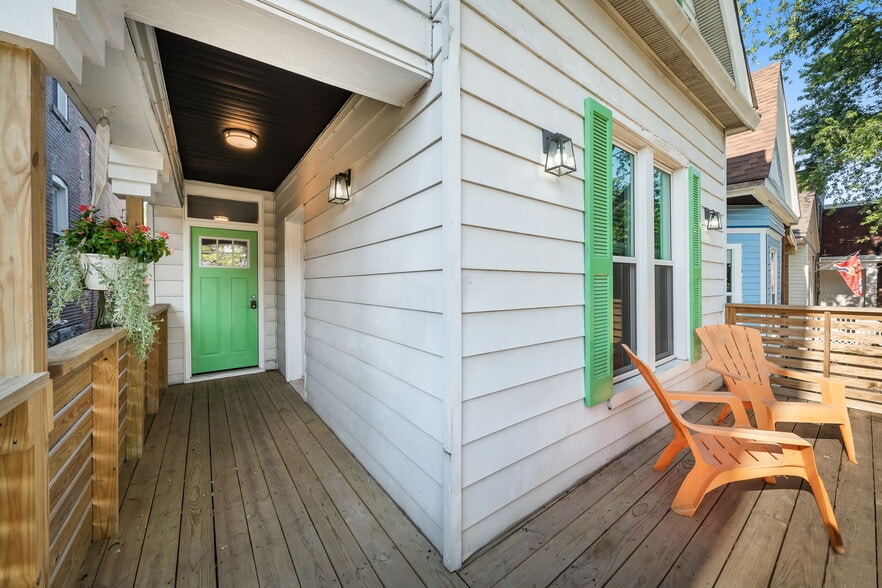 Front Gated Deck - 4160 Juniata St