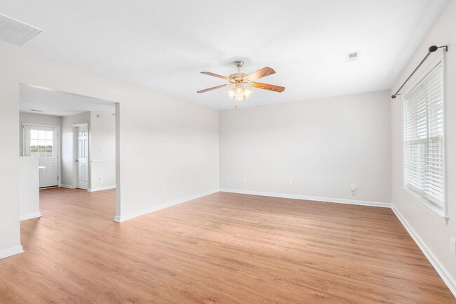 Building Photo - 3 Bedroom Home w/ Bonus In Richlands!