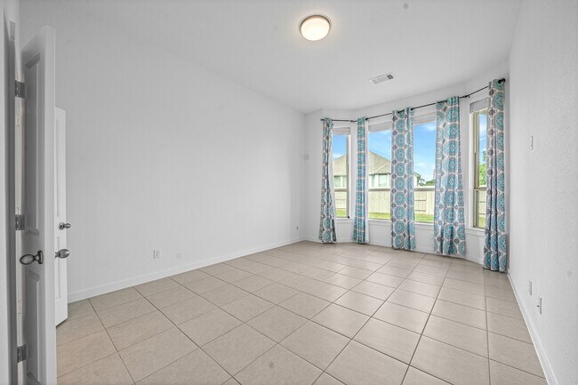 Building Photo - 2221 Forest Trace Ln