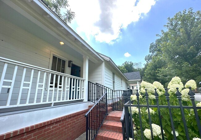 Building Photo - Gorgeous 3 Bedroom Cottage Style Home