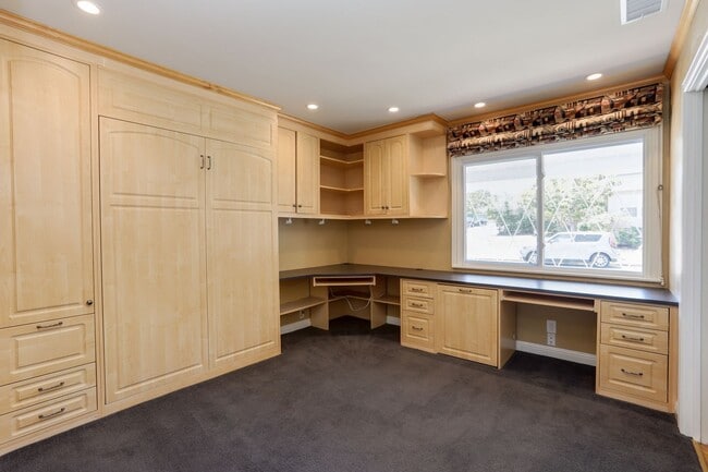 Building Photo - 4 Bed / 3 Bath Burlingame home near excell...