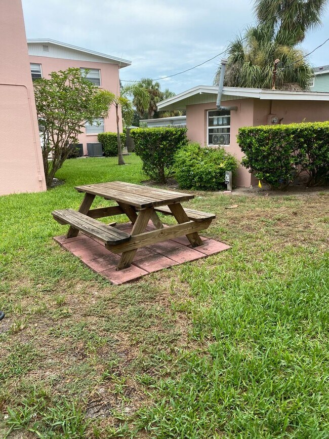 Building Photo - WALK TO THE BEACH FROM YOUR TOTALLY UPDATED, BEAUTIFUL CONDO!