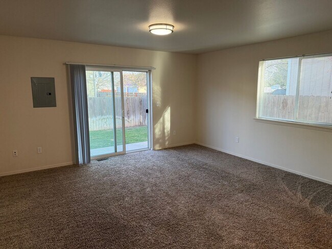 Building Photo - 1709 W Fern Dr