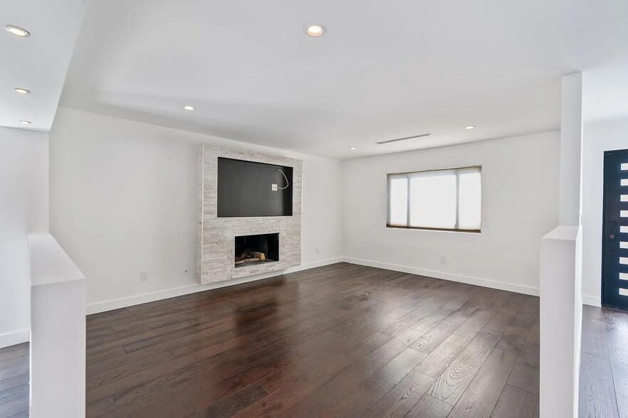 Building Photo - 13940 Bermax Ave