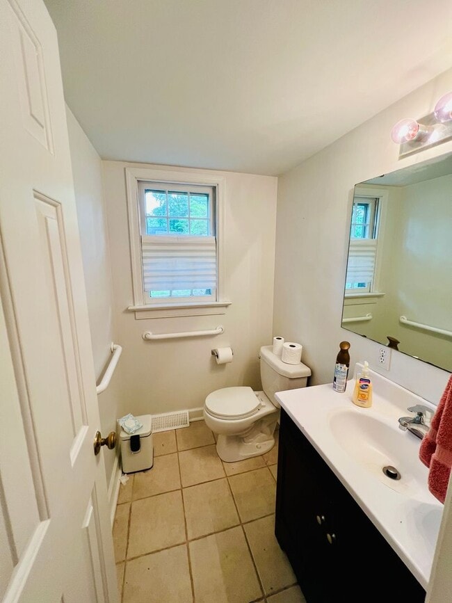 Building Photo - Charming 4-Bedroom Home with Ample Space and Modern Amenities