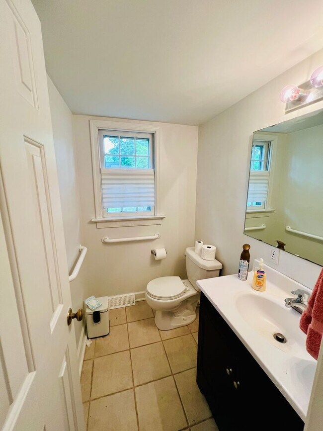 Building Photo - Charming 4bdrm/2.5bth Home with Ample Space and Modern Amenities