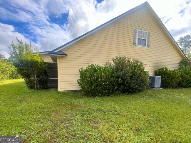 Building Photo - 303 Gary Cir