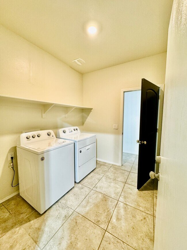 Building Photo - Single Story 3 bedroom 2 bath Magma Ranch