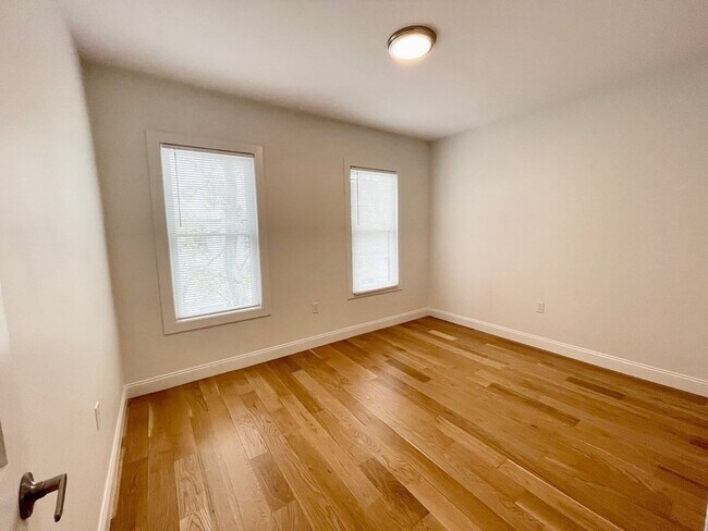 Building Photo - 309 Chelsea St