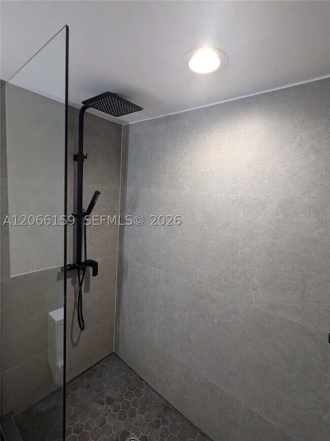 Building Photo - 1155 Brickell Bay Dr