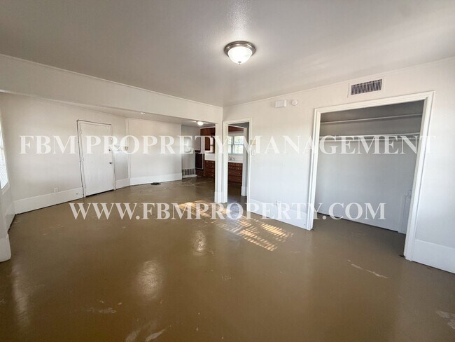 Building Photo - 2200 Country Club Rd