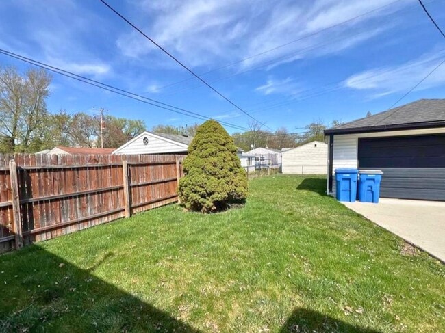 Building Photo - Beautiful 3-Bedroom Home with Large Fenced Backyard