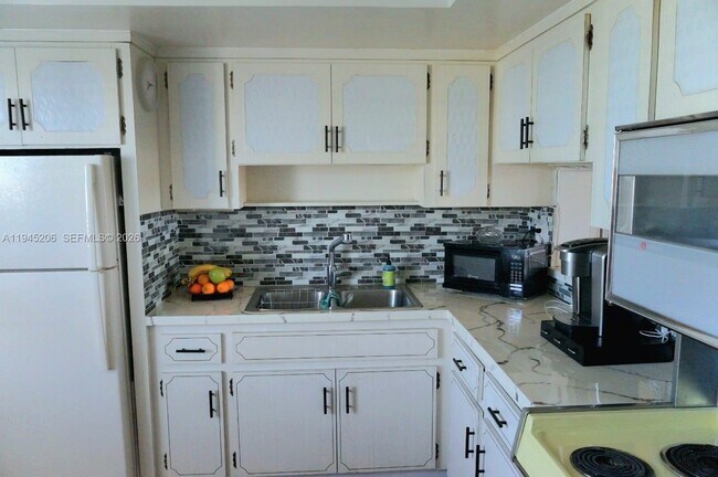 Building Photo - 1481 NE Miami Gardens Dr