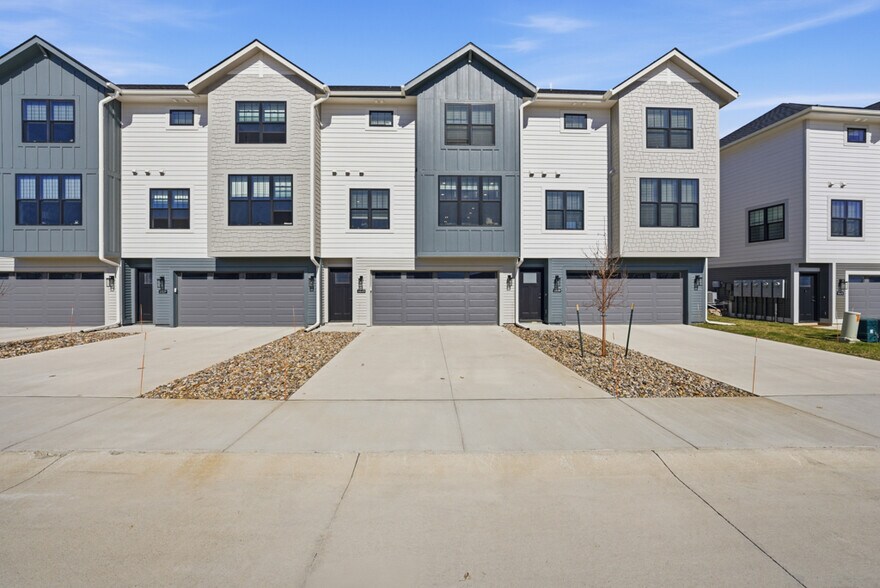 Building Photo - 2833 SW Prairie Trail Pky