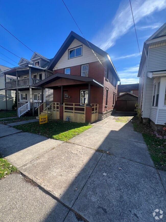 Building Photo - Large remodeled 3 Bedroom House