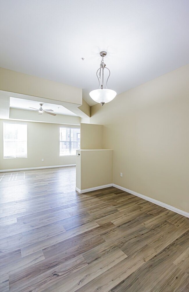 Building Photo - Top Floor 2 Bedroom Condo Located in Manha...