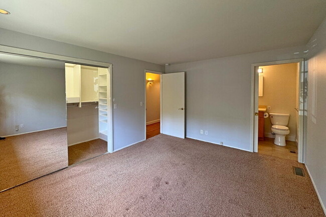 Building Photo - 10632 NE 47th Pl