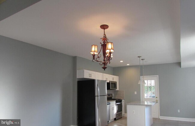 Building Photo - 2735 Chesterfield Ave