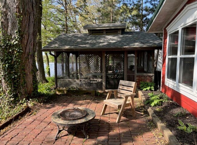 Building Photo - LAKE HOUSE...Furnished & Utilities/Wifi Included